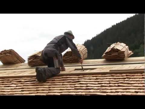 Vorarlberger Dacheindeckung mit Lärchenschindeln