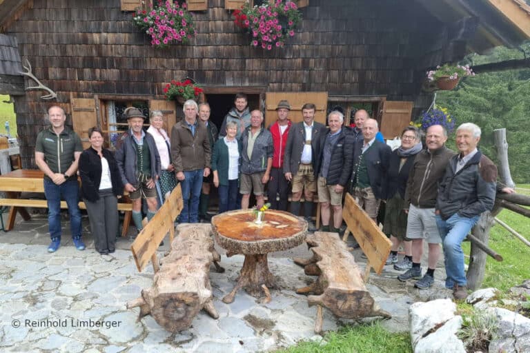 Personen vor einer Almhütte
