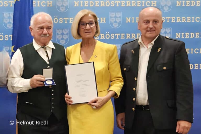 Der Geehrte mit Landeshauptfrau Mikl-Leitner und Sohn Helmut